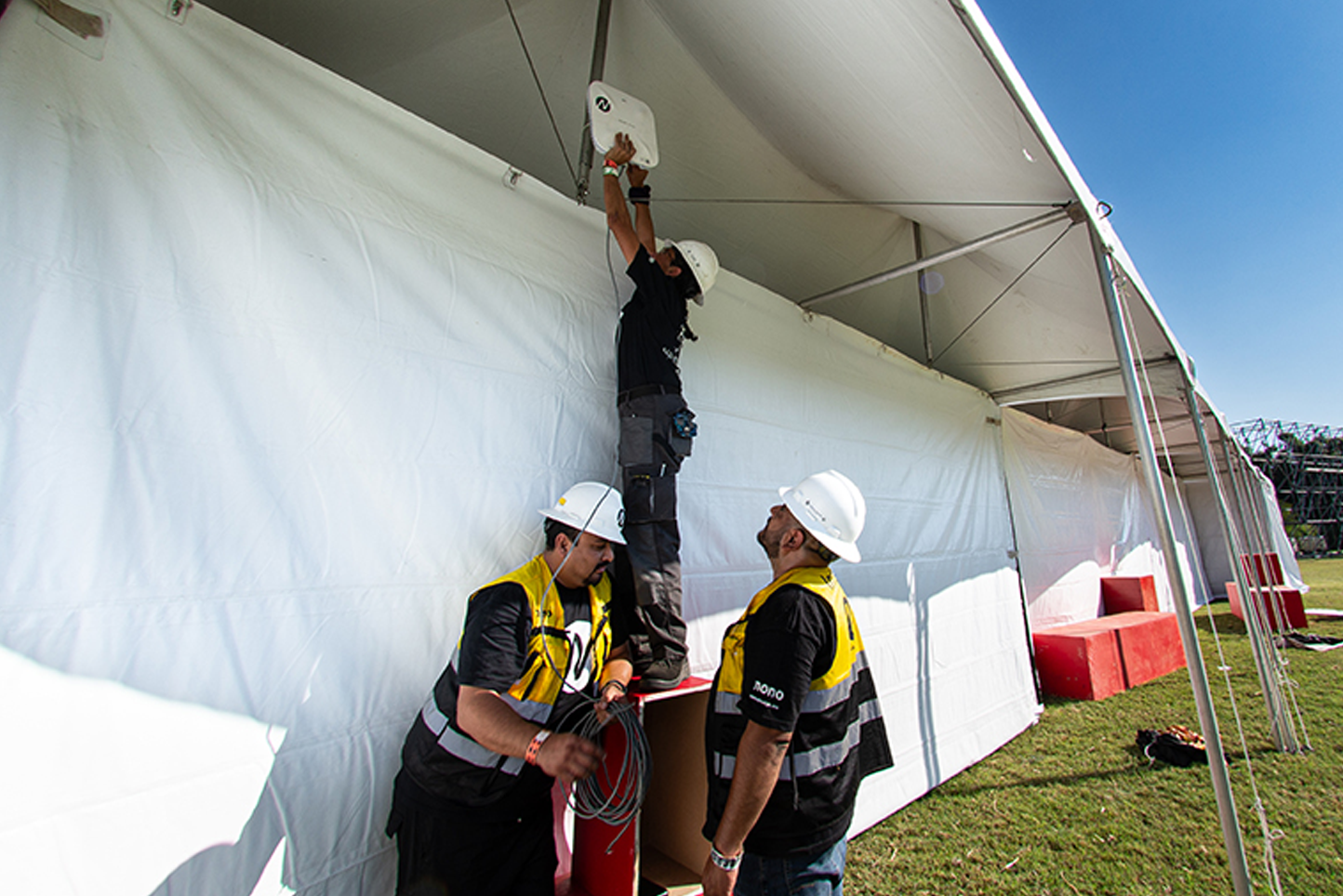 Trabajamos en equipo para montar access points para cashless en un Festival en Las Estacas, Morelos México